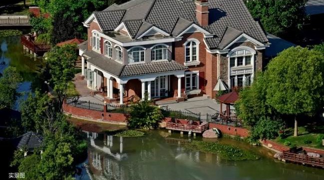 一湖瀲天地，一墅悅人生